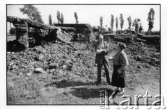 28.08.1988, Oświęcim, Polska.
Uczestnicy Międzynarodowej Konferencji Praw Człowieka, odbywającej się w dniach: 25-28 sierpnia 1988 roku, na terenie KL Auschwitz Birkenau. Rozmowa z Anną Walentynowicz.
Fot. Stanisław Kulawiak, zbiory Ośrodka KARTA