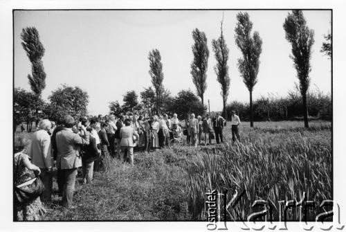 28.08.1988, Oświęcim, Polska.
Uczestnicy Międzynarodowej Konferencji Praw Człowieka, odbywającej się w dniach: 25-28 sierpnia 1988 roku, na terenie KL Auschwitz Birkenau.
Fot. Stanisław Kulawiak, zbiory Ośrodka KARTA