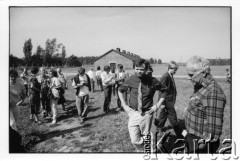 28.08.1988, Oświęcim, Polska.
Uczestnicy Międzynarodowej Konferencji Praw Człowieka, odbywającej się w dniach: 25-28 sierpnia 1988 roku, na terenie KL Auschwitz Birkenau.
Fot. Stanisław Kulawiak, zbiory Ośrodka KARTA