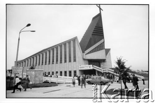 25–28.08.1988, Kraków, Polska.
Kościół św. Maksymiliana Marii Kolbego, w którym odbyła się Międzynarodowa Konferencja Praw Człowieka.
Fot. Stanisław Kulawiak, zbiory Ośrodka KARTA