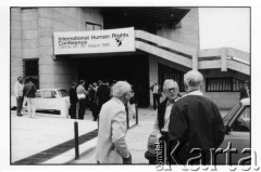 25–28.08.1988, Kraków, Polska.
Uczestnicy Międzynarodowej Konferencji Praw Człowieka przed kościołem św. Maksymiliana Marii Kolbego, w którym ona się odbyła.
Fot. Stanisław Kulawiak, zbiory Ośrodka KARTA