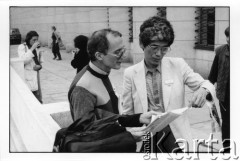 25–28.08.1988, Kraków, Polska.
Uczestnicy Międzynarodowej Konferencji Praw Człowieka przed kościołem św. Maksymiliana Marii Kolbego, w którym ona się odbyła.
Fot. Stanisław Kulawiak, zbiory Ośrodka KARTA