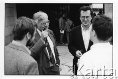25–28.08.1988, Kraków, Polska.
Uczestnicy Międzynarodowej Konferencji Praw Człowieka przed kościołem św. Maksymiliana Marii Kolbego, w którym ona się odbyła. 2. z lewej Krzysztof Śliwiński.
Fot. Stanisław Kulawiak, zbiory Ośrodka KARTA