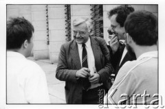 25–28.08.1988, Kraków, Polska.
Uczestnicy Międzynarodowej Konferencji Praw Człowieka przed kościołem św. Maksymiliana Marii Kolbego, w którym ona się odbyła. W środku Krzysztof Śliwiński.
Fot. Stanisław Kulawiak, zbiory Ośrodka KARTA