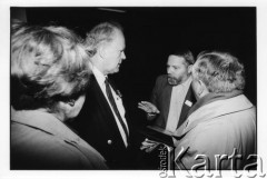 25–28.08.1988, Kraków, Polska.
Uczestnicy Międzynarodowej Konferencji Praw Człowieka. 2. z lewej amerykański polityk, burmistrz Bostonu Raymond Flynn.
Fot. Stanisław Kulawiak, zbiory Ośrodka KARTA