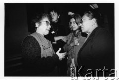 25–28.08.1988, Kraków, Polska.
Uczestniczki Międzynarodowej Konferencji Praw Człowieka, odbywającej się w kościele św. Maksymiliana Marii Kolbego w Mistrzejowicach. Na pierwszym planie rosyjska poetka i dysydentka Natalia Gorbaniewska (z lewej) i Anna Walentynowicz.
Fot. Stanisław Kulawiak, zbiory Ośrodka KARTA