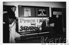 25–28.08.1988, Kraków, Polska.
Uczestnicy Międzynarodowej Konferencji Praw Człowieka, odbywającej się w kościele św. Maksymiliana Marii Kolbego w Mistrzejowicach. Siedzi Jan Józef Lipski. 
Fot. Stanisław Kulawiak, zbiory Ośrodka KARTA