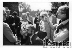 28.08.1988, Oświęcim, Polska.
Uczestnicy Międzynarodowej Konferencji Praw Człowieka, odbywającej się w dniach: 25-28 sierpnia 1988 roku w Krakowiem, na terenie KL Auschwitz Birkenau. 
Fot. Stanisław Kulawiak, zbiory Ośrodka KARTA