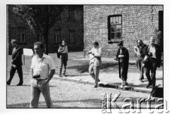 28.08.1988, Oświęcim, Polska.
Uczestnicy Międzynarodowej Konferencji Praw Człowieka, odbywającej się w dniach: 25-28 sierpnia 1988 roku w Krakowie, na terenie KL Auschwitz Birkenau.
Fot. Stanisław Kulawiak, zbiory Ośrodka KARTA