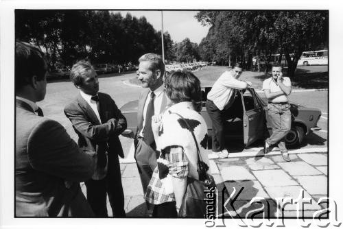 28.08.1988, Oświęcim, Polska.
Uczestnicy Międzynarodowej Konferencji Praw Człowieka, odbywającej się w dniach: 25-28 sierpnia 1988 roku w Krakowie, podczas wyjazdu do Oświęcimia.
Fot. Stanisław Kulawiak, zbiory Ośrodka KARTA