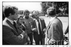 28.08.1988, Oświęcim, Polska.
Uczestnicy Międzynarodowej Konferencji Praw Człowieka, odbywającej się w dniach: 25-28 sierpnia 1988 roku w Krakowie, podczas wyjazdu do Oświęcimia.
Fot. Stanisław Kulawiak, zbiory Ośrodka KARTA