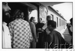 28.08.1988, Oświęcim, Polska.
Uczestnicy Międzynarodowej Konferencji Praw Człowieka, odbywającej się w dniach: 25-28 sierpnia 1988 roku w Krakowie, przed kościołem muzealnym na terenie KL Auschwitz Birkenau.
Fot. Stanisław Kulawiak, zbiory Ośrodka KARTA