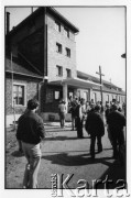 28.08.1988, Oświęcim, Polska.
Uczestnicy Międzynarodowej Konferencji Praw Człowieka, odbywającej się w dniach: 25-28 sierpnia 1988 roku w Krakowie, na terenie KL Auschwitz Birkenau (przed kościołem muzealnym). 
Fot. Stanisław Kulawiak, zbiory Ośrodka KARTA