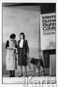 25–28.08.1988, Kraków, Polska.
Uczestniczki Międzynarodowej Konferencji Praw Człowieka, odbywającej się w kościele św. Maksymiliana Marii Kolbego w Mistrzejowicach. Z prawej Ewa Eliasz-Brantley, tłumaczka i przedstawicielka ONZ.
Fot. Stanisław Kulawiak, zbiory Ośrodka KARTA