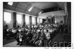 28.08.1988, Oświęcim, Polska.
Kościół muzealny na terenie KL Auschwitz Birkenau. Wycieczka uczestników Międzynarodowej Konferencji Praw Człowieka, odbywającej się w dniach: 25-28 sierpnia 1988 roku w Krakowie.
Fot. Stanisław Kulawiak, zbiory Ośrodka KARTA