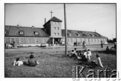 28.08.1988, Oświęcim, Polska.
Uczestnicy Międzynarodowej Konferencji Praw Człowieka, odbywającej się w dniach: 25-28 sierpnia 1988 roku w Krakowie, na terenie KL Auschwitz Birkenau. Widoczny kościół muzealny.
Fot. Stanisław Kulawiak, zbiory Ośrodka KARTA