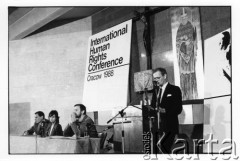 25–28.08.1988, Kraków, Polska.
Obrady Międzynarodowej Konferencji Praw Człowieka w kościele św. Maksymiliana Marii Kolbego w Mistrzejowicach.  Na końcu stołu Zbigniew Romaszewski, 2. z lewej Ewa Eliasz-Brantley, tłumaczka i przedstawicielka ONZ.
Fot. Stanisław Kulawiak, zbiory Ośrodka KARTA