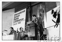 25–28.08.1988, Kraków, Polska.
Obrady Międzynarodowej Konferencji Praw Człowieka w kościele św. Maksymiliana Marii Kolbego w Mistrzejowicach. Przemawia Zbigniew Romaszewski.
Fot. Stanisław Kulawiak, zbiory Ośrodka KARTA