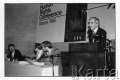 25–28.08.1988, Kraków, Polska.
Obrady Międzynarodowej Konferencji Praw Człowieka w kościele św. Maksymiliana Marii Kolbego w Mistrzejowicach. Przemawia Stefan Starczewski, 1. z lewej Jacek Szymanderski. 
Fot. Stanisław Kulawiak, zbiory Ośrodka KARTA