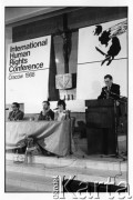 25–28.08.1988, Kraków, Polska.
Międzynarodowa Konferencja Praw Człowieka, odbywająca się w kościele św. Maksymiliana Marii Kolbego w Mistrzejowicach. 2. z prawej Ewa Eliasz-Brantley, tłumaczka i przedstawicielka ONZ.
Fot. Stanisław Kulawiak, zbiory Ośrodka KARTA