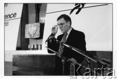 25–28.08.1988, Kraków, Polska.
Międzynarodowa Konferencja Praw Człowieka, odbywająca się w kościele św. Maksymiliana Marii Kolbego w Mistrzejowicach.
Fot. Stanisław Kulawiak, zbiory Ośrodka KARTA