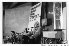 25–28.08.1988, Kraków, Polska.
Międzynarodowa Konferencja Praw Człowieka, odbywająca się w kościele św. Maksymiliana Marii Kolbego w Mistrzejowicach. Przemawia Jerzy Turowicz. Na końcu stołu Jan Józef Lipski.
Fot. Stanisław Kulawiak, zbiory Ośrodka KARTA