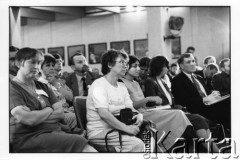 25–28.08.1988, Kraków, Polska.
Międzynarodowa Konferencja Praw Człowieka, odbywająca się w kościele św. Maksymiliana Marii Kolbego w Mistrzejowicach. 1. z lewej Ewa Tomaszewska, 2. z lewej rosyjska poetka i dysydentka Natalia Gorbaniewska.
Fot. Stanisław Kulawiak, zbiory Ośrodka KARTA