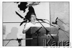 25–28.08.1988, Kraków, Polska.
Międzynarodowa Konferencja Praw Człowieka, odbywająca się w kościele św. Maksymiliana Marii Kolbego w Mistrzejowicach. Przemawia rosyjska poetka i dysydentka Natalia Gorbaniewska.
Fot. Stanisław Kulawiak, zbiory Ośrodka KARTA
