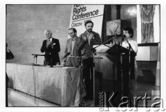 25–28.08.1988, Kraków, Polska.
Międzynarodowa Konferencja Praw Człowieka, odbywająca się w kościele św. Maksymiliana Marii Kolbego w Mistrzejowicach. Przemawia rosyjska poetka i dysydentka Natalia Gorbaniewska, 1. z lewej Jan Józef Lipski.
Fot. Stanisław Kulawiak, zbiory Ośrodka KARTA