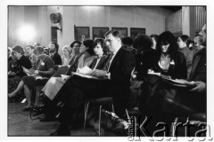 25–28.08.1988, Kraków, Polska.
Międzynarodowa Konferencja Praw Człowieka, odbywająca się w kościele św. Maksymiliana Marii Kolbego w Mistrzejowicach. W pierwszym rzędzie 2. z prawej Ewa Eliasz-Brantley, tłumaczka i przedstawicielka ONZ; 2. z lewej Ewa Tomaszewska.
Fot. Stanisław Kulawiak, zbiory Ośrodka KARTA