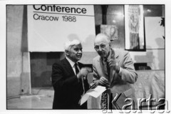 25–28.08.1988, Kraków, Polska.
Międzynarodowa Konferencja Praw Człowieka, odbywająca się w kościele św. Maksymiliana Marii Kolbego w Mistrzejowicach. Z lewej Jan Józef Lipski.
Fot. Stanisław Kulawiak, zbiory Ośrodka KARTA