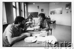 25–28.08.1988, Kraków, Polska.
Uczestnicy międzynarodowej Konferencji Praw Człowieka, odbywającej się w kościele św. Maksymiliana Marii Kolbego w Mistrzejowicach. 
Fot. Stanisław Kulawiak, zbiory Ośrodka KARTA