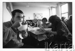 25–28.08.1988, Kraków, Polska.
Międzynarodowa Konferencja Praw Człowieka, odbywająca się w kościele św. Maksymiliana Marii Kolbego w Mistrzejowicach. Posiłek. 2. z lewej Ewa Tomaszewska.
Fot. Stanisław Kulawiak, zbiory Ośrodka KARTA