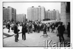 25–28.08.1988, Kraków, Polska.
Uczestnicy Międzynarodowej Konferencji Praw Człowieka przed kościołem św. Maksymiliana Marii Kolbego.
Fot. Stanisław Kulawiak, zbiory Ośrodka KARTA