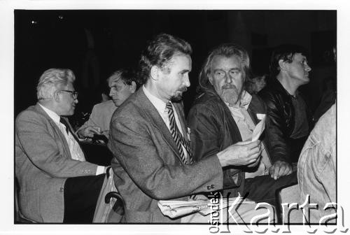 25–28.08.1988, Kraków, Polska.
Międzynarodowa Konferencja Praw Człowieka, odbywająca się w kościele św. Maksymiliana Marii Kolbego w Mistrzejowicach. 1. z lewej Romuald Kukułowicz, 2. z prawej Jerzy Puciata.
Fot. Stanisław Kulawiak, zbiory Ośrodka KARTA