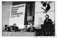 25–28.08.1988, Kraków, Polska.
Międzynarodowa Konferencja Praw Człowieka, odbywająca się w kościele św. Maksymiliana Marii Kolbego w Mistrzejowicach. 1. z lewej Jacek Szymanderski.
Fot. Stanisław Kulawiak, zbiory Ośrodka KARTA