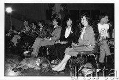 25–28.08.1988, Kraków, Polska.
Międzynarodowa Konferencja Praw Człowieka, odbywająca się w kościele św. Maksymiliana Marii Kolbego w Mistrzejowicach. 1. z prawej Ewa Eliasz-Brantley, tłumaczka i przedstawicielka ONZ.
Fot. Stanisław Kulawiak, zbiory Ośrodka KARTA 



