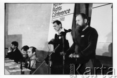 25–28.08.1988, Kraków, Polska.
Międzynarodowa Konferencja Praw Człowieka, odbywająca się w kościele św. Maksymiliana Marii Kolbego w Mistrzejowicach. 2. z prawej Zbigniew Romaszewski, 1. z lewej Jacek Szymanderski.
Fot. Stanisław Kulawiak, zbiory Ośrodka KARTA
