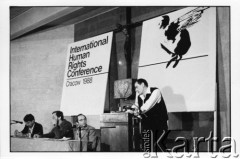 25–28.08.1988, Kraków, Polska.
Międzynarodowa Konferencja Praw Człowieka, odbywająca się w kościele św. Maksymiliana Marii Kolbego w Mistrzejowicach. Przemawia Zbigniew Romaszewski, 1. z lewej Jacek Szymanderski.
Fot. Stanisław Kulawiak, zbiory Ośrodka KARTA