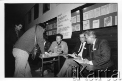 25–28.08.1988, Kraków, Polska.
Uczestnicy Międzynarodowej Konferencji Praw Człowieka, odbywającej się w kościele św. Maksymiliana Marii Kolbego w Mistrzejowicach.
Fot. Stanisław Kulawiak, zbiory Ośrodka KARTA