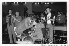 25–28.08.1988, Kraków, Polska.
Uczestnicy Międzynarodowej Konferencji Praw Człowieka, odbywającej się w kościele św. Maksymiliana Marii Kolbego w Mistrzejowicach. Z psem Ewa Eliasz-Brantley, tłumaczka i przedstawicielka ONZ.
Fot. Stanisław Kulawiak, zbiory Ośrodka KARTA