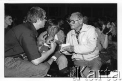 25–28.08.1988, Kraków, Polska.
Międzynarodowa Konferencja Praw Człowieka, odbywająca się w kościele św. Maksymiliana Marii Kolbego w Mistrzejowicach.
Fot. Stanisław Kulawiak, zbiory Ośrodka KARTA  

