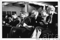25–28.08.1988, Kraków, Polska.
Międzynarodowa Konferencja Praw Człowieka, odbywająca się w kościele św. Maksymiliana Marii Kolbego w Mistrzejowicach. Na pierwszym w pierwszym rzędzie od prawej: amerykański polityk, burmistrz Bostonu Raymond Flynn, NN, Zbigniew Romaszewski.
Fot. Stanisław Kulawiak, zbiory Ośrodka KARTA  

