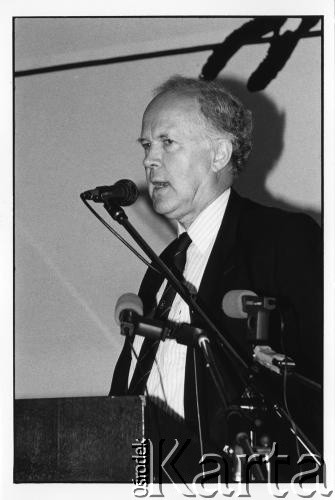 25–28.08.1988, Kraków, Polska.
Raymond Flynn Międzynarodowej Konferencji Praw Człowieka, odbywającej się w kościele św. Maksymiliana Marii Kolbego w Mistrzejowicach. Przemawia amerykański polityk, burmistrz Bostonu Raymond Flyn.
Fot. Stanisław Kulawiak, zbiory Ośrodka KARTA