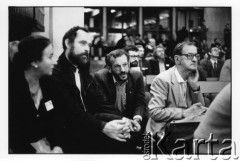 25–28.08.1988, Kraków, Polska.
Międzynarodowa Konferencja Praw Człowieka, odbywająca się w kościele św. Maksymiliana Marii Kolbego w Mistrzejowicach. Na pierwszym w pierwszym rzędzie od prawej: Raymond Flynn, NN, Zbigniew Romaszewski.
Fot. Stanisław Kulawiak, zbiory Ośrodka KARTA  

