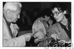 25–28.08.1988, Kraków, Polska.
Międzynarodowa Konferencja Praw Człowieka, odbywająca się w kościele św. Maksymiliana Marii Kolbego w Mistrzejowicach. Z lewej Jerzy Turowicz.
Fot. Stanisław Kulawiak, zbiory Ośrodka KARTA  

