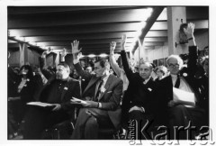 25–28.08.1988, Kraków, Polska.
Międzynarodowa Konferencja Praw Człowieka, odbywająca się w kościele św. Maksymiliana Marii Kolbego w Mistrzejowicach. W pierwszym rzędzie od prawej: amerykański polityk, burmistrz Bostonu Raymond Flynn, NN, Zbigniew Romaszewski.
Fot. Stanisław Kulawiak, zbiory Ośrodka KARTA  

