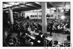 25–28.08.1988, Kraków, Polska.
Międzynarodowa Konferencja Praw Człowieka, odbywająca się w kościele św. Maksymiliana Marii Kolbego w Mistrzejowicach. 
Fot. Stanisław Kulawiak, zbiory Ośrodka KARTA  

