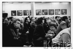 25–28.08.1988, Kraków, Polska.
Międzynarodowa Konferencja Praw Człowieka, odbywająca się w kościele św. Maksymiliana Marii Kolbego w Mistrzejowicach. W drugim rzędzie w głębi Jerzy Turowicz i Jan Józef Szczepański, w trzecim rzędzie w głębi Andrzej Wajda.
Fot. Stanisław Kulawiak, zbiory Ośrodka KARTA  

