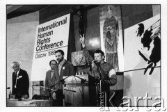 25–28.08.1988, Kraków, Polska.
Międzynarodowa Konferencja Praw Człowieka, odbywająca się w kościele św. Maksymiliana Marii Kolbego w Mistrzejowicach. 1. z lewej Jan Józef Lipski.
Fot. Stanisław Kulawiak, zbiory Ośrodka KARTA  

